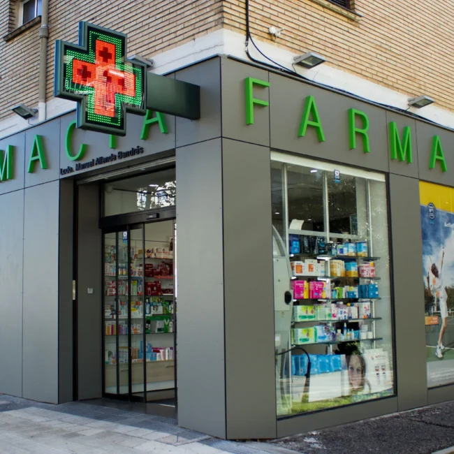 Interiorismo en comercios - Farmacia en Zaragoza 1