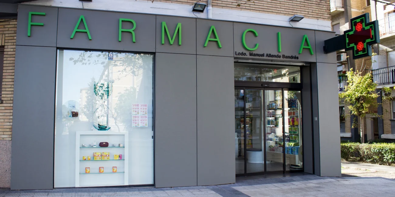 Interiorismo en comercios - Farmacia en Zaragoza 2