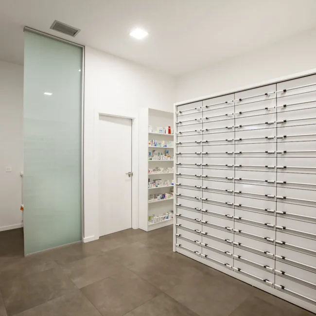 Interiorismo en comercios - Farmacia en Salanova 6